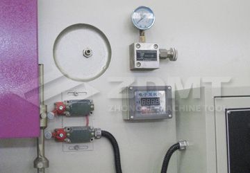 上滑塊行程電動調(diào)節(jié)，數(shù)字顯示.jpg