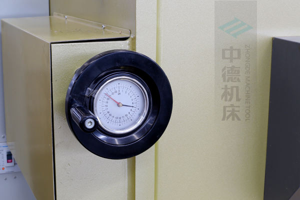 ZDG-832刀片間隙調(diào)節(jié)裝置，設(shè)置在機(jī)架前面，并有刻度顯示，調(diào)節(jié)方便.jpg