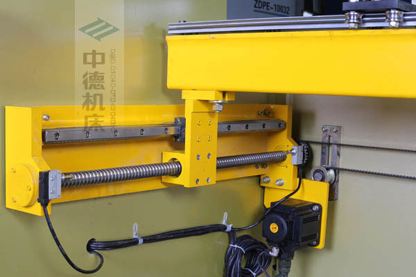 ZDPK-10032X軸配有滾珠絲桿及直線導(dǎo)軌，大功率伺服電機(jī)，鋼絲同步帶，能顯著提升X軸定位精度及速度