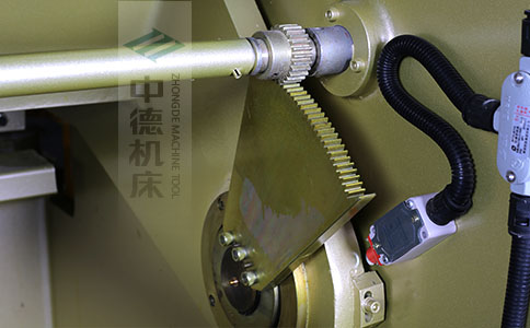 ZDS-840采用高精度刀片間隙調(diào)節(jié)齒輪，經(jīng)過淬火高硬度又耐磨，表面鍍鋅不生銹，長年累月使用依然有很高的調(diào)節(jié)精度.jpg